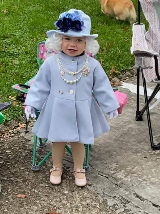 Jalayne la fillette de 1 an déguisée en reine Elizabeth II à Halloween 