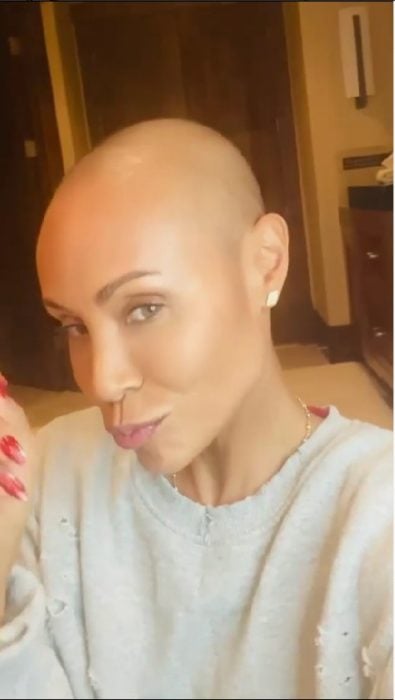 Jada Pinkett en la captura de su vídeo hablando sobre su proceso de alopecia 
