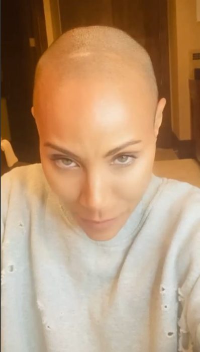 Captura del vídeo en Instagram de la actriz Jada Pinkett enfrentando su alopecia 