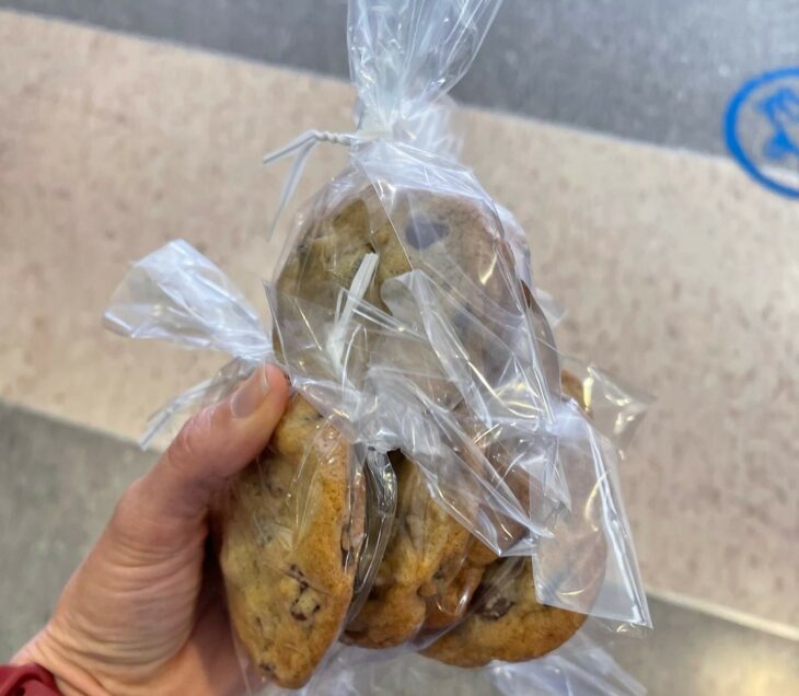la actriz Jennifer Garner preparó galletas y las regalo a personal médico de un hospital en Los Ángeles