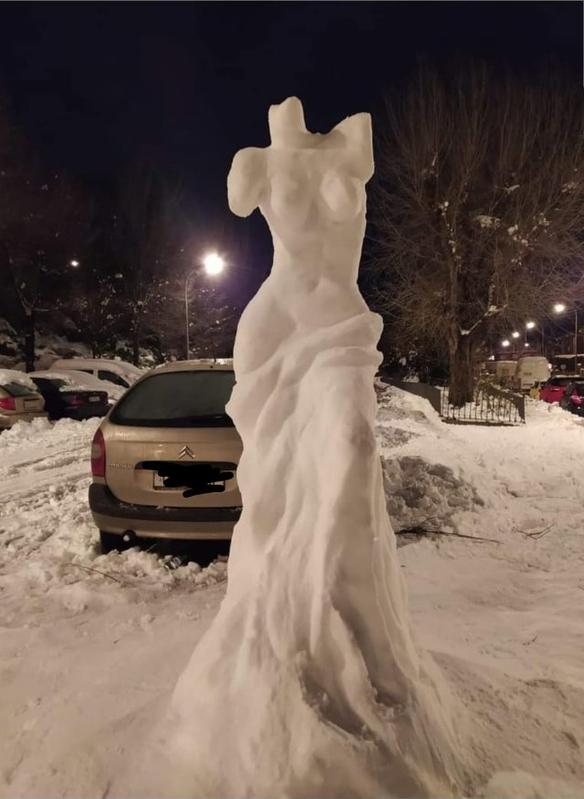 Sculpture with a woman's body made with snow 