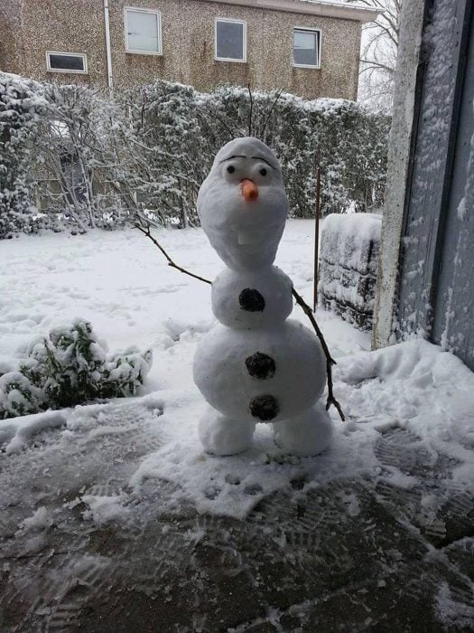 figura de nieve en forma de Olaf el muñeco de nieve de la película Frozen