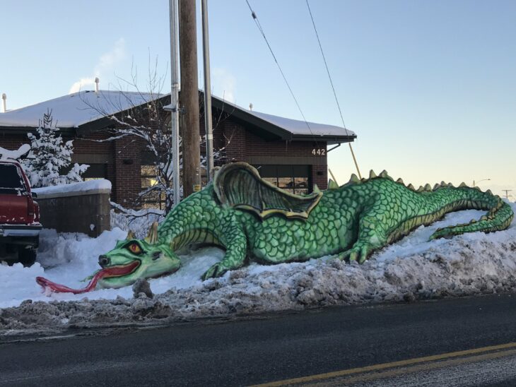 escultura de nieve en forma de un dragón gigante en color verde 