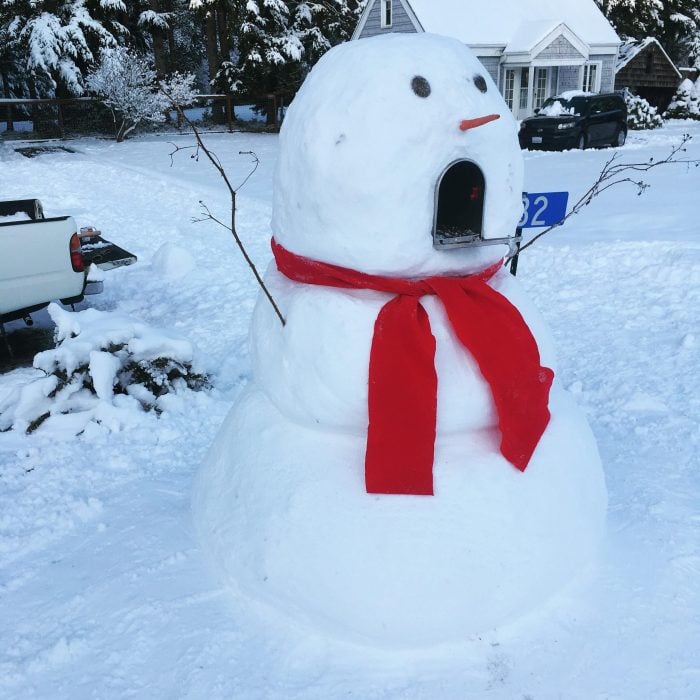 buzón de correo de una casa convertido en un muñeco de nieve 