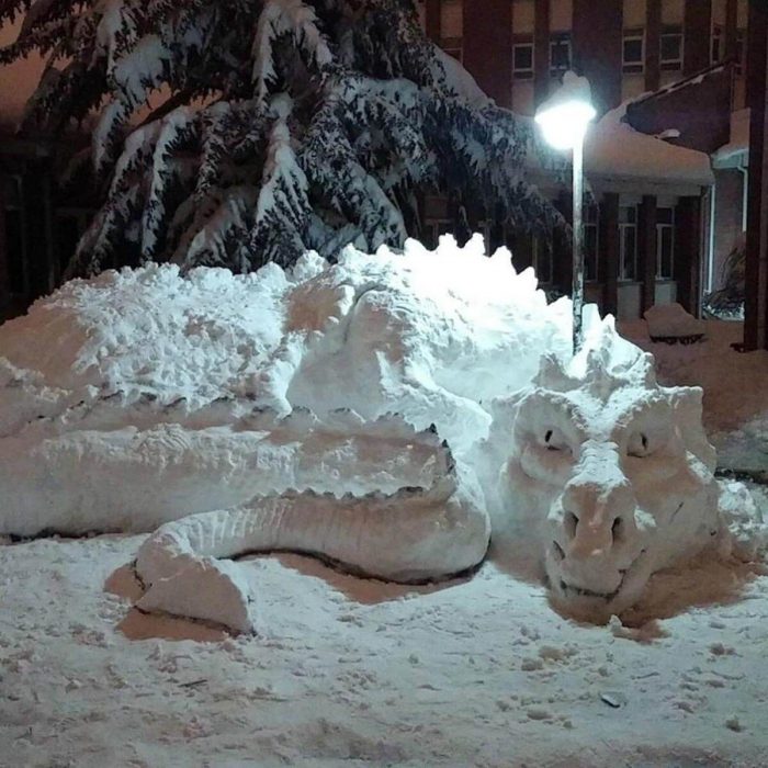 escultura de nieve en forma de dragón gigante 
