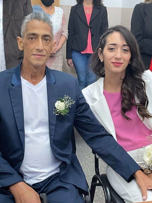 novios en boda; Le robaron el celular con las fotos de su fallecido esposo alguien lo compró y se lo regresó 