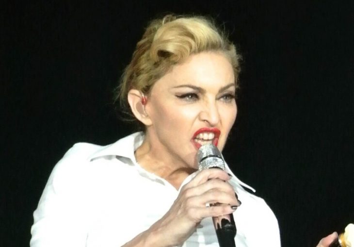 Madonna cantando durante un concierto 