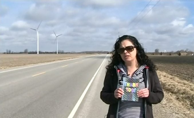 Jenn Brown mostrando una carta de agradecimiento del chofer del bus escolar 