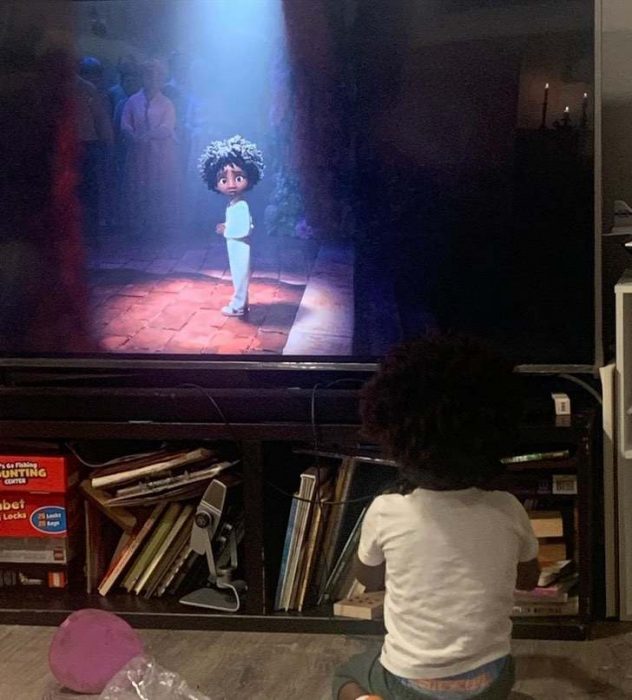 Niño viendo televisión; Madre grabó a su hijo feliz pensando que era el personaje de Encanto