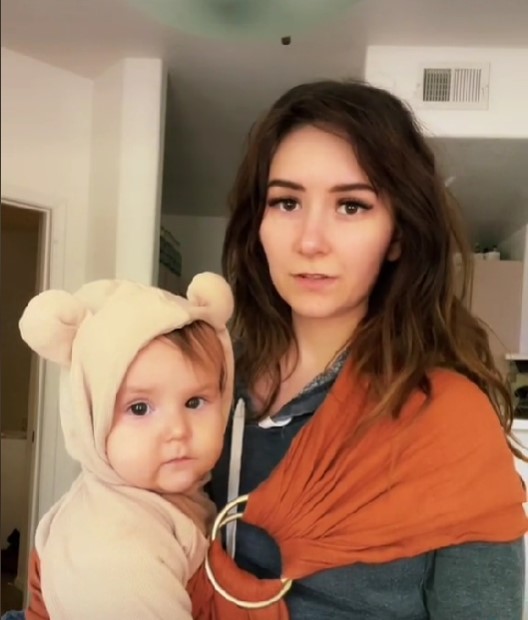 mujer cargando a su bebé durante un vídeo en Tiktok