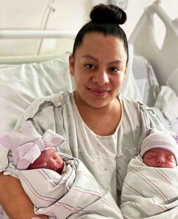 Mujer cargando a sus bebés; Mamá da a luz a gemelos que nacieron en distinto año uno en 2021 y el otro en 2022 
