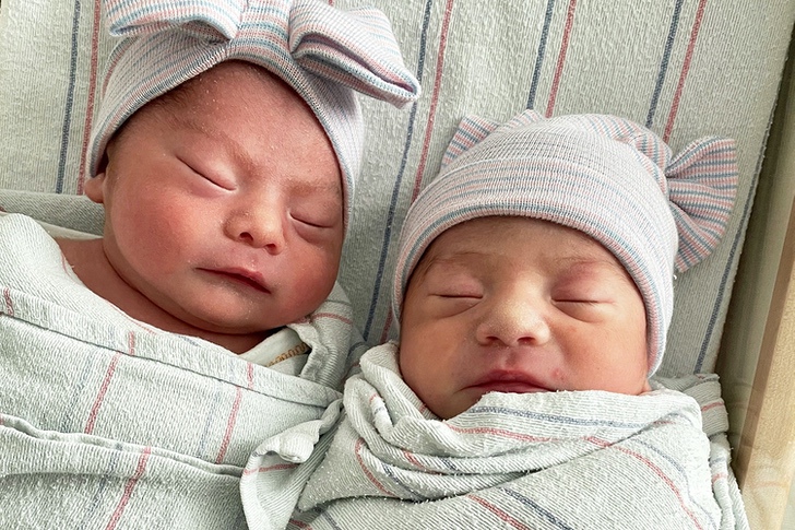 bebés recién nacidos; Mamá da a luz a gemelos que nacieron en distinto año uno en 2021 y el otro en 2022 