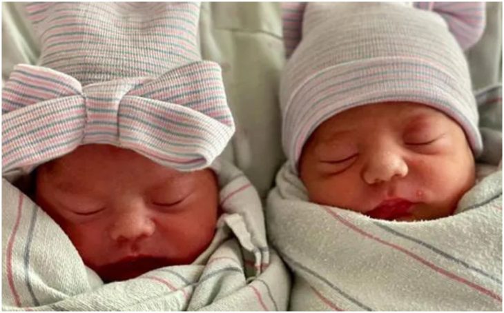 Bebés dormidos; Mamá da a luz a gemelos que nacieron en distinto año uno en 2021 y el otro en 2022