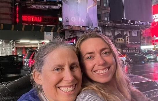 Beth Davies y Molly la mamá que puso un anuncio en Times Square para encontrarle novio a su hija 