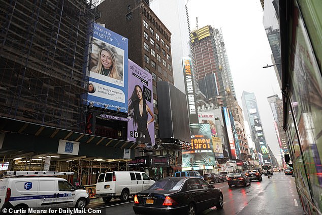 foto de Time Square onde una mujer puso un anuncio para encontrar novio a su hija 