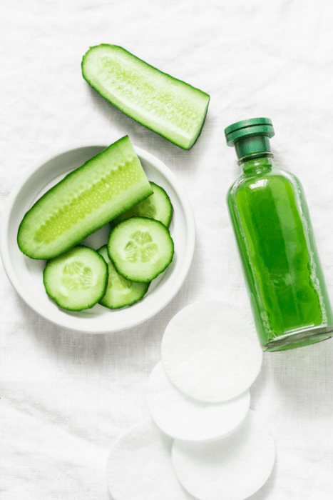 recipiente con algunas piezas de pepino