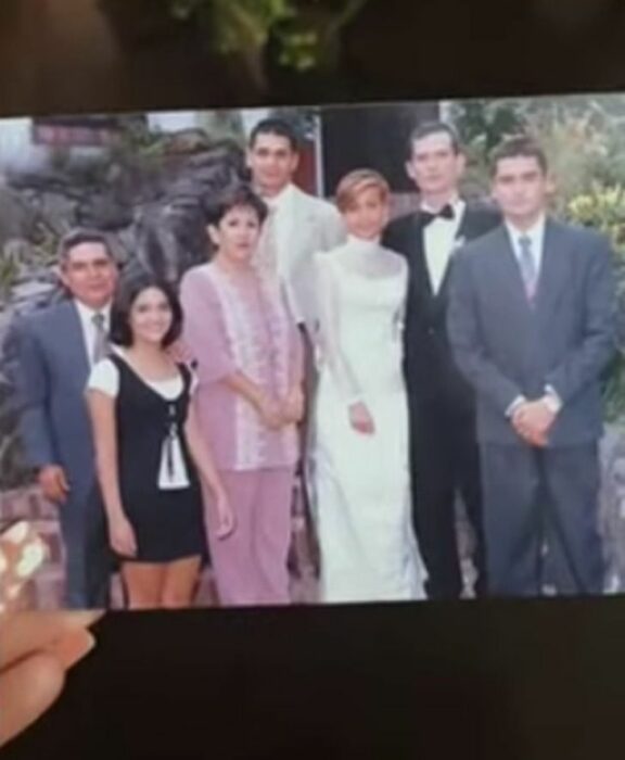 fotografía familiar en la boda de una pareja 