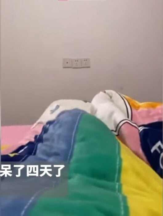 imagen de unas piernas de una persona tapada con una cobija en una cama 