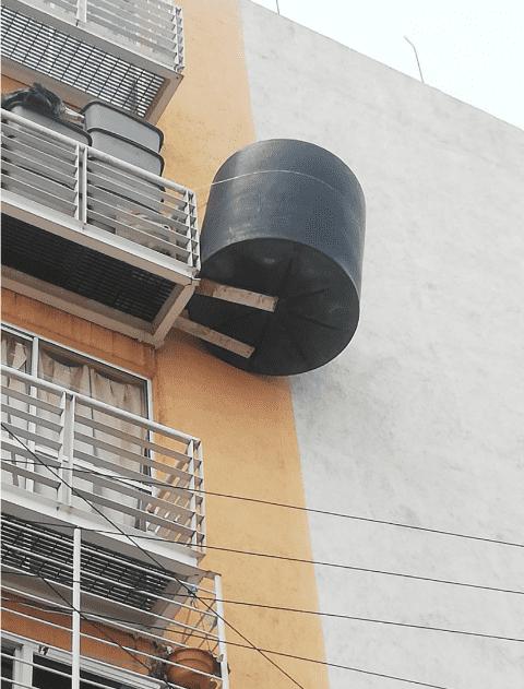 Complaint on Facebook of a woman who hangs her water tank with two boards on a balcony