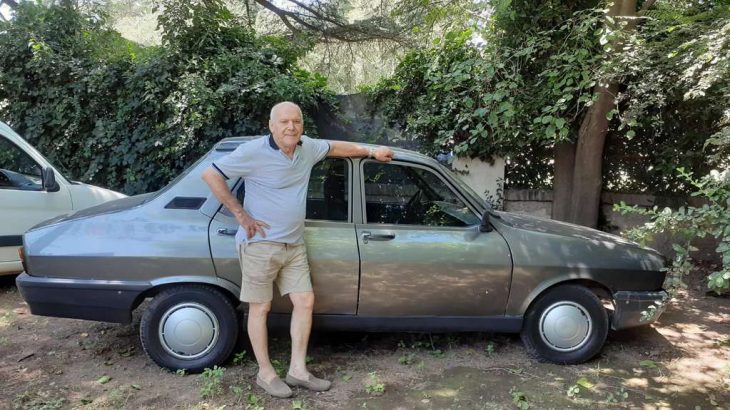 Abuelo junto a un auto; Nieto ejemplar Ahorra durante años y le compra a su abuelo el auto de sus sueños