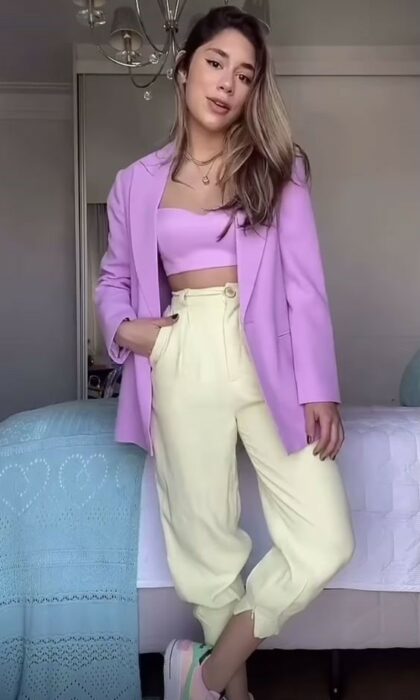 pantalón amarillo ;20 Maneras de llevar tonos neón pastel en tu outfit