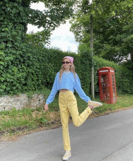 Pantalón amarillo ;20 Maneras de llevar tonos neón pastel en tu outfit