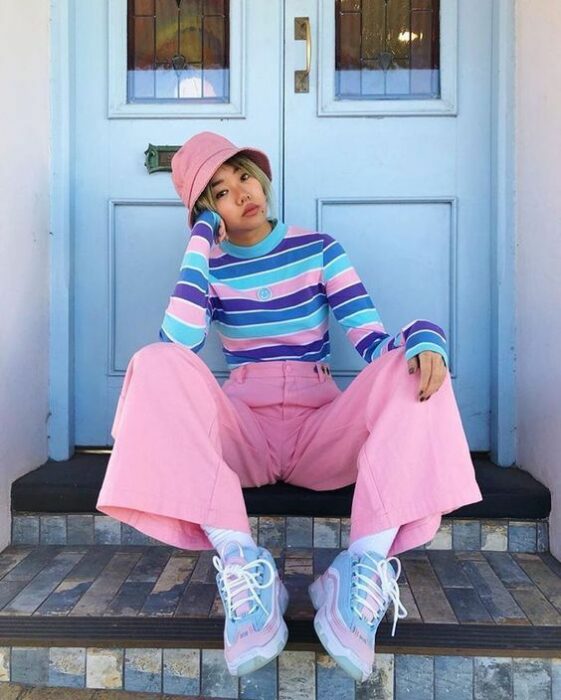 pantalón rosa pastel ;20 Maneras de llevar tonos neón pastel en tu outfit