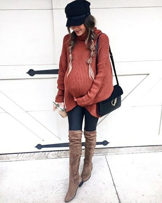 Pregnant girl wearing a comfortable outfit 