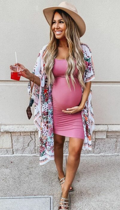 Pregnant girl wearing a comfortable outfit 