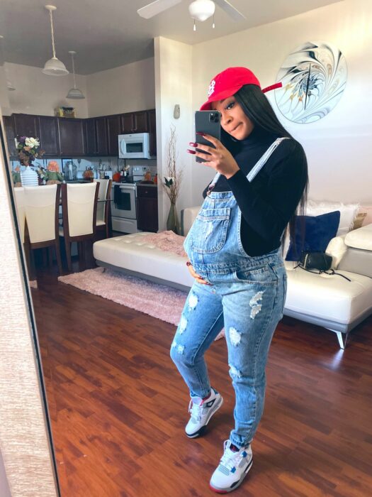 Pregnant girl wearing a comfortable outfit 