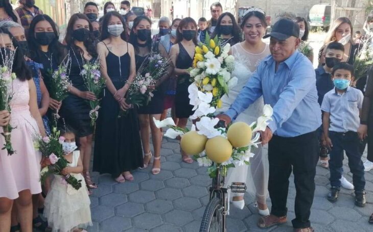 Padre adorna su bicicleta para llevar a su hija hasta su boda