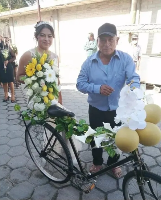 Padre adorna su bicicleta para llevar a su hija hasta su boda