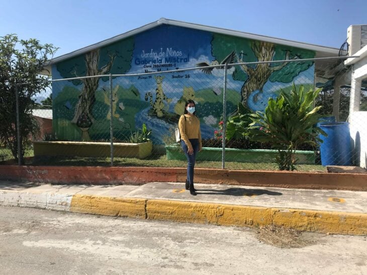 Fotografía de una chica posando frente a un jardín de niños en Tamaulipas 