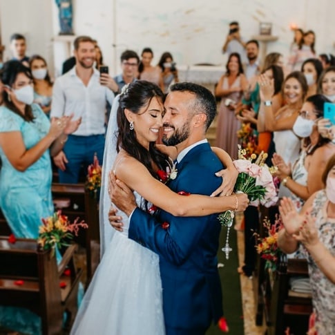 Pareja en plena boda; Pareja dona el dinero de su fiesta de bodas a una escuela en África