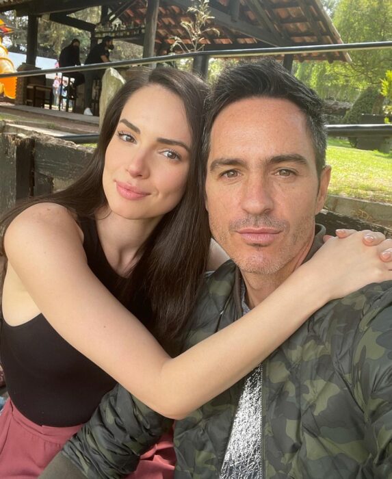 Mauricio Ochmann con su novia Paulina Burrola