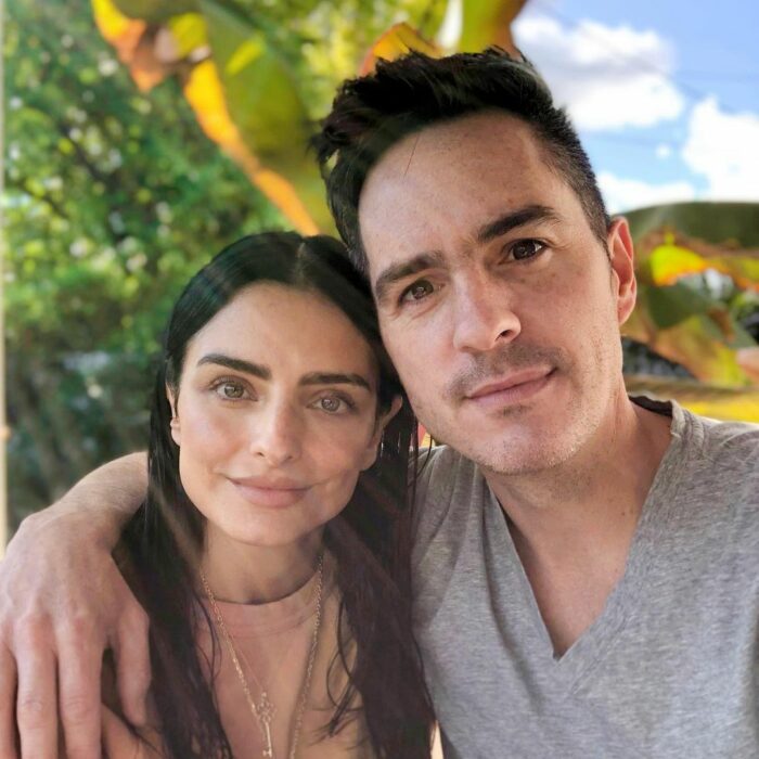 Fotografía de Mauricio Ochmann a lado de Aislinn Derbez