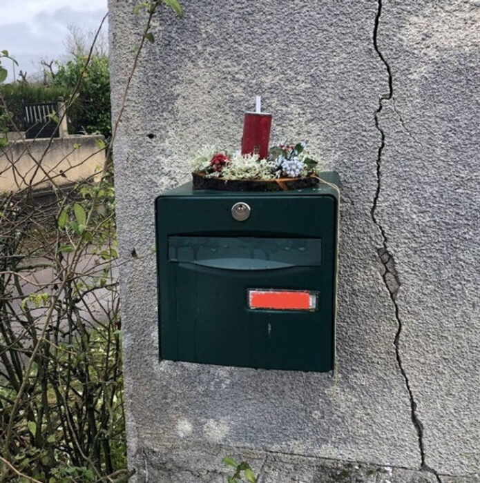 Buzón con flores ;Personas que nos recuerdan que el mundo está lleno de bondad