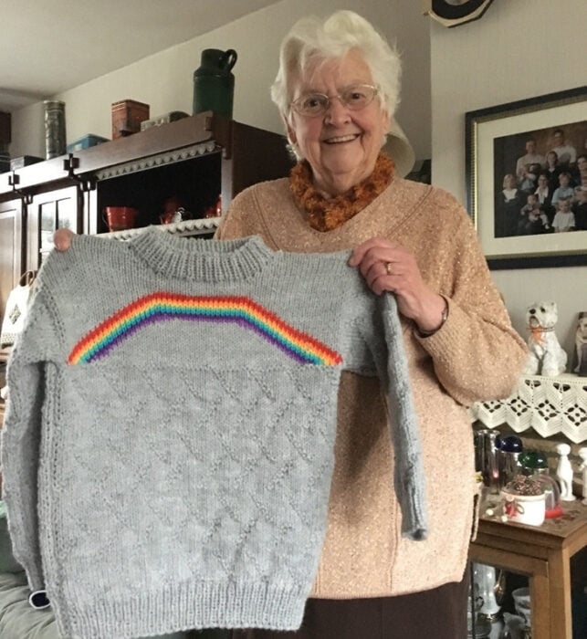Abuela con suéter tejido ;Personas que nos recuerdan que el mundo está lleno de bondad