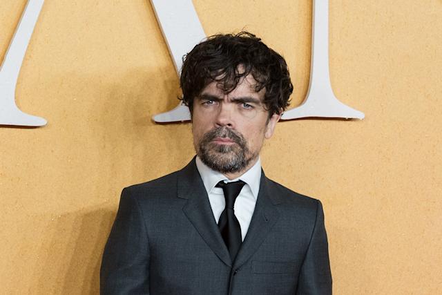 Peter Dinklage posando para una fotografía 