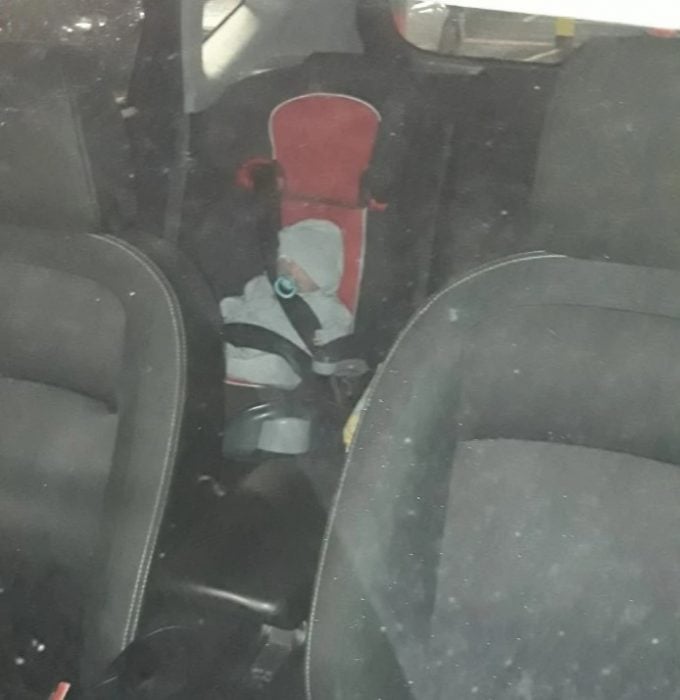 Muñeco sentado en la parte trasera de un automóvil 