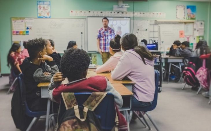 Profesor dando una clase en una aula escolar 