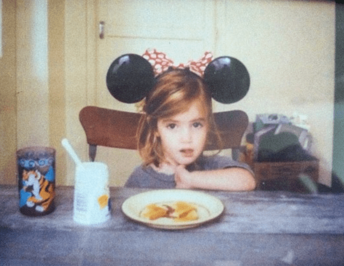 Emma Roberts usando unas orejas de minnie mientras come el desayuno 