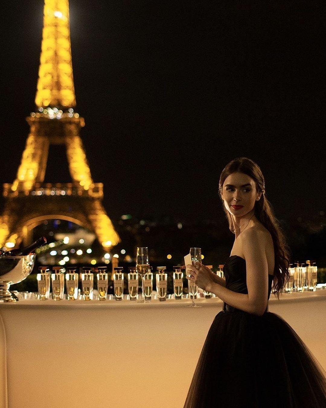 Lily Collins protagonizando la serie Emily in Paris 