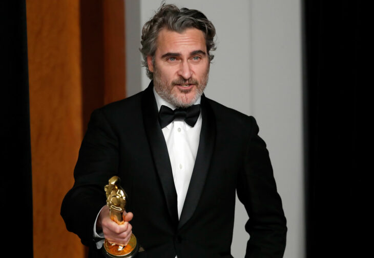 Joaquin Phoenix posando con su premio óscar