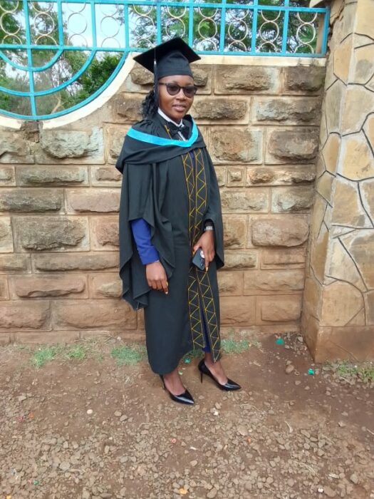 Chica en Kenia vestida con toga y birrete de graduación 