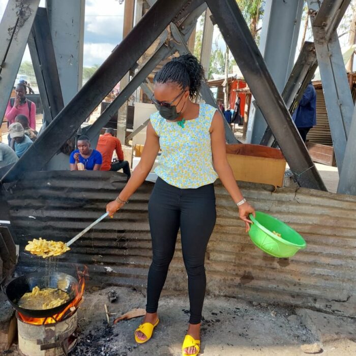 chica friendo papas en una calle de Kenia 