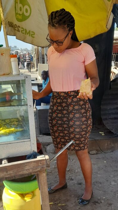 chica preparando unas papas fritas en Kenia