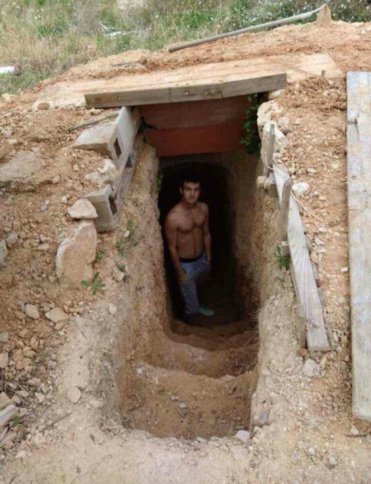 Hombre dentro de una cueva que él mismo hizo 