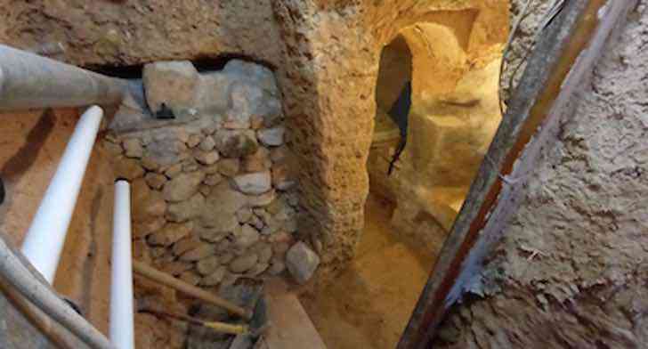 Hombre dentro de una cueva que él mismo hizo 