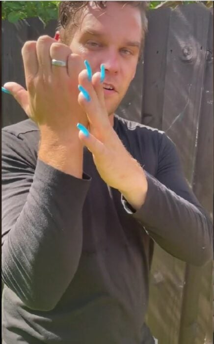 hombre dando un tutorial de como dar golpes con uñas acrílicas